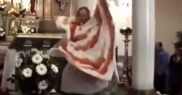 Video] Lady Padre, el cura que sorprendió a todos bailando en misa -  Epicentro Chile