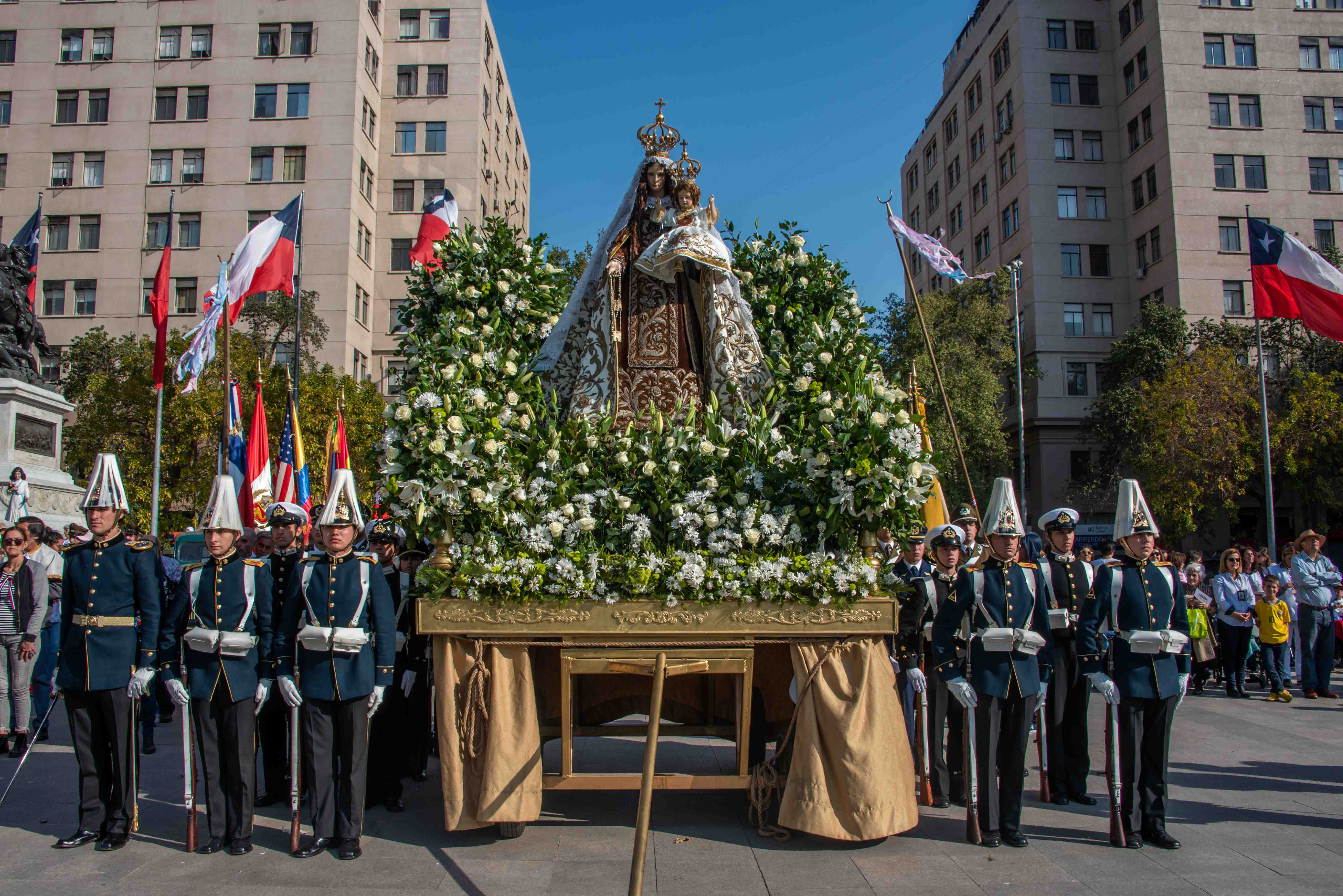 Fotos: Multitudinaria procesión y oración por Chile a la ...