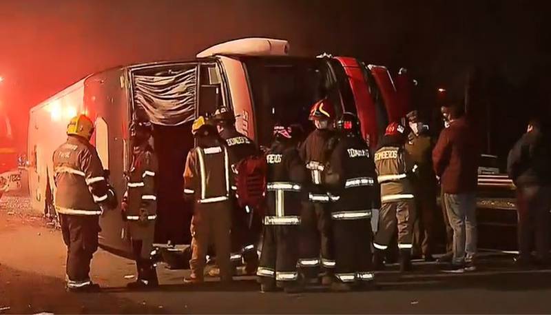 Un fallecido y 14 heridos tras volcamiento de bus en Ruta 5 Sur ...