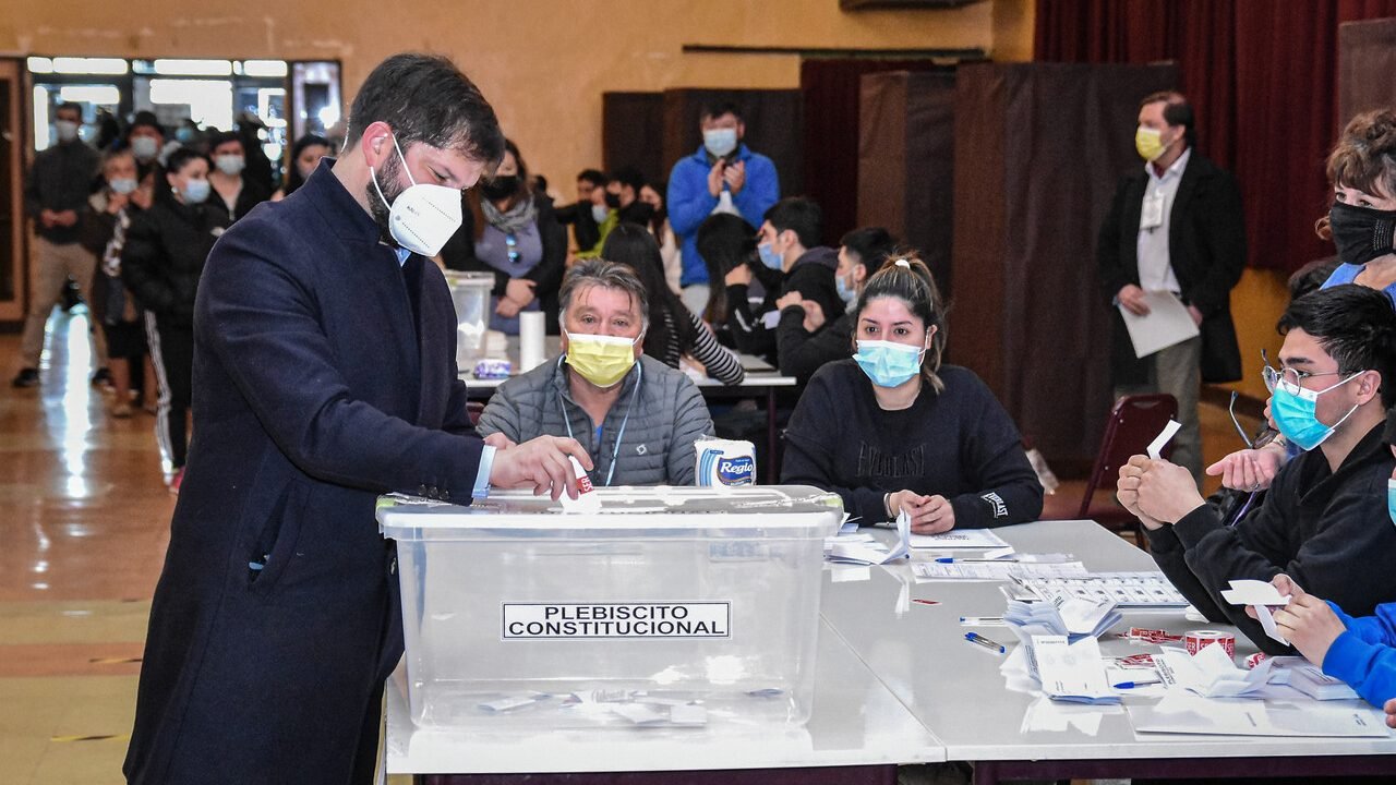 Rechazo se impone en la mesa que votó el Presidente Gabriel Boric ...