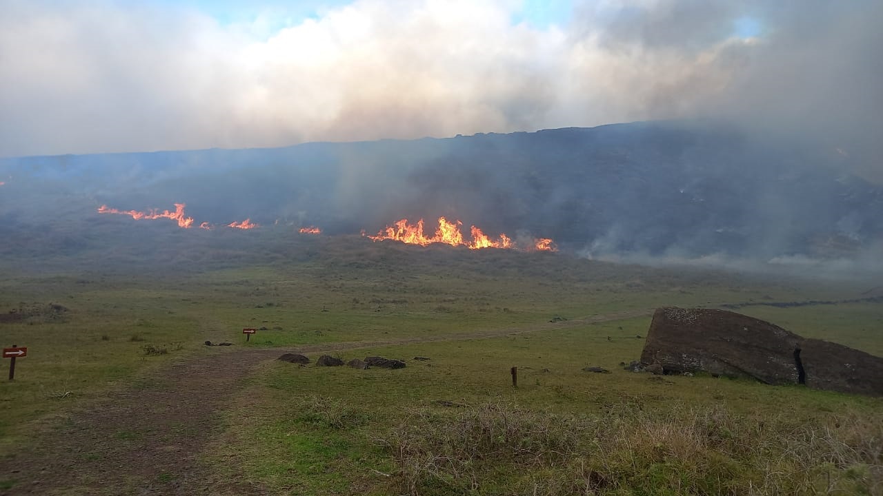 Declaran alerta roja por incendio forestal en Isla de Pascua ...