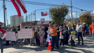 Vecinos de la Población Riesco se manifestaron contra desalojo de cancha y sede vecinal