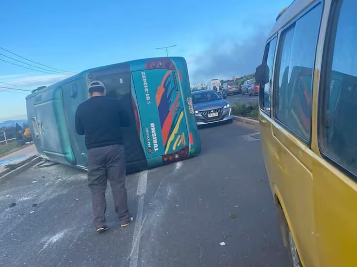 Volcadura de bus deja cuatro personas lesionadas en Ovalle - Epicentro ...