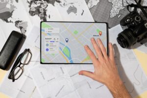 Dueño de tienda usando laptop para enviar newsletter local