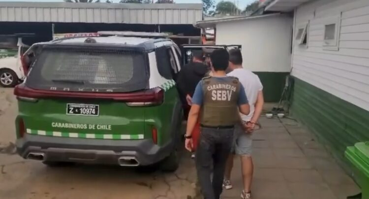 Las patentes eran “láminas”: Carabineros detiene a dos sujetos con ...