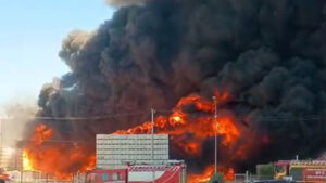 Columna de humo en incendio de planta Verfrut en Las Cabras, Ruta 66.