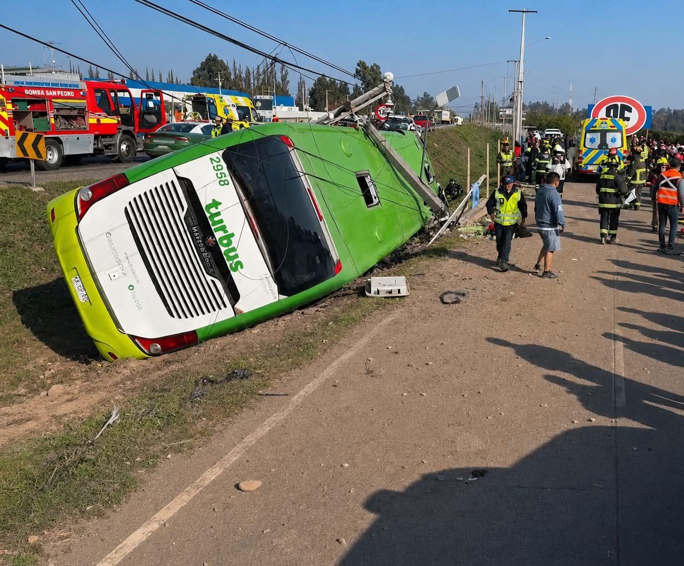 Dos muertos y más de 20 heridos deja volcamiento de bus en la Ruta 5 ...