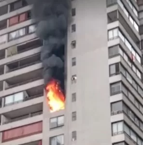 Dos personas graves tras incendio que destruyó departamento en pleno centro de Santiago